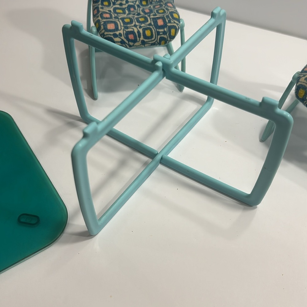 BARBIE 1977 DREAM FURNITURE COLLECTION BLUE DINING TABLE AND 2 CHAIRS - Picture 6 of 6